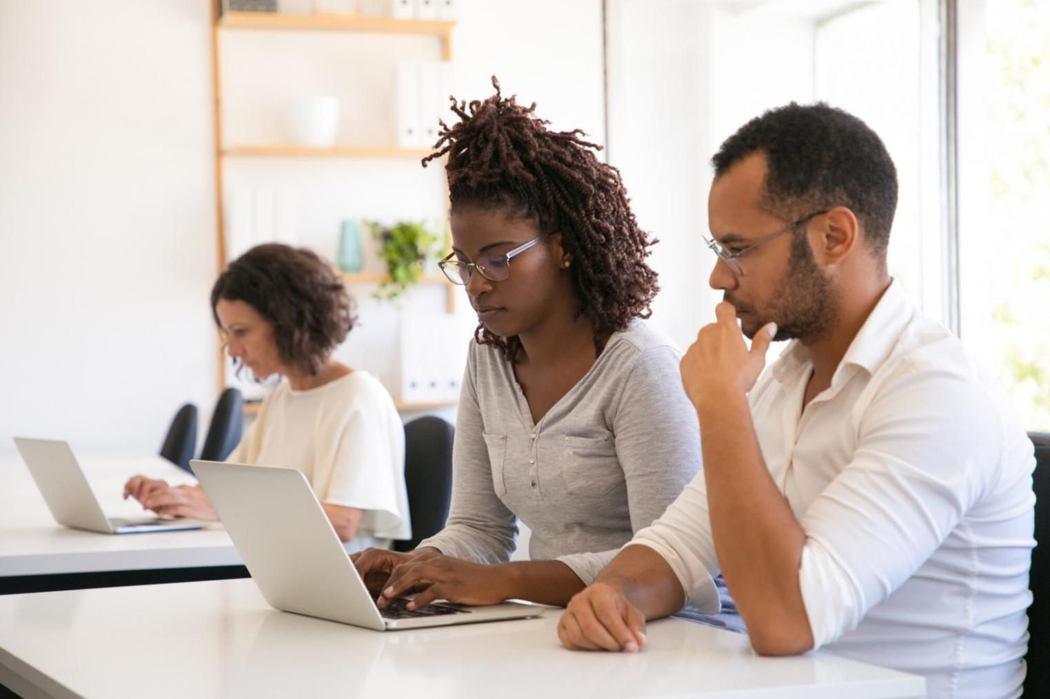 Profesionales trabajando en análisis financiero colaborativo